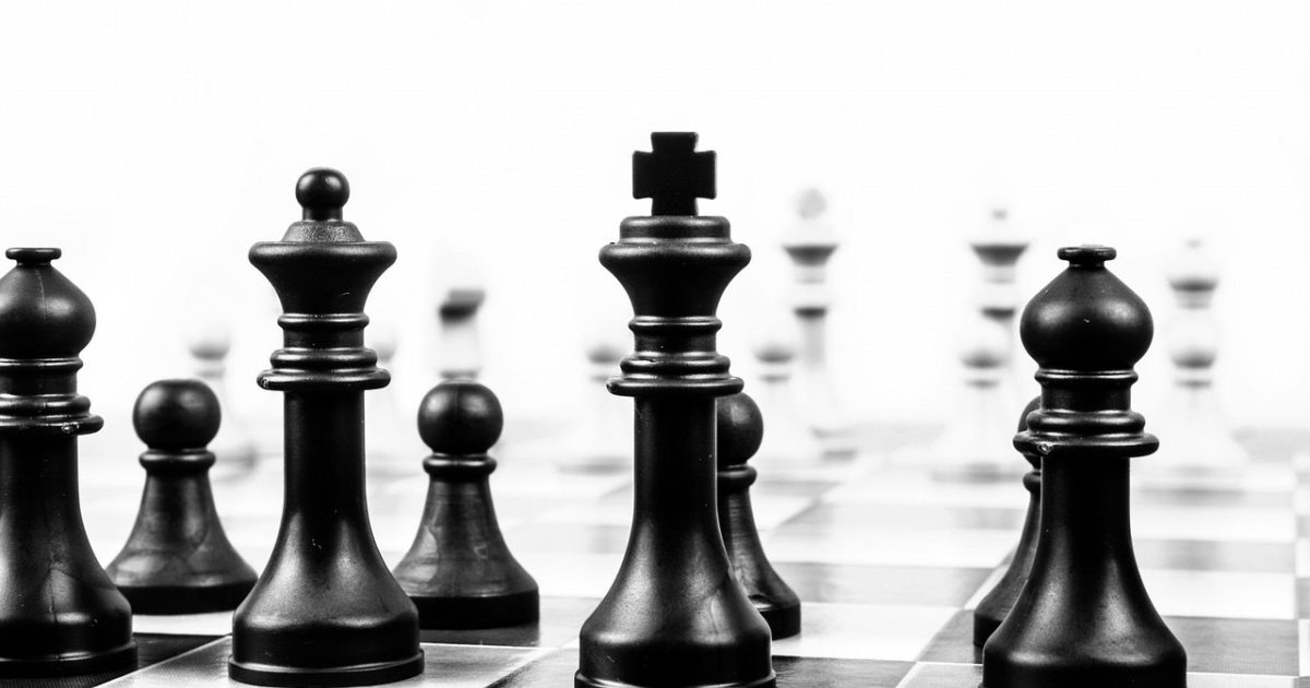 金铲铲之战棋盘站位调整特写，玩家拖动棋子改变前后排布局，深色棋盘上薄荷青色高亮显示可放置格子
